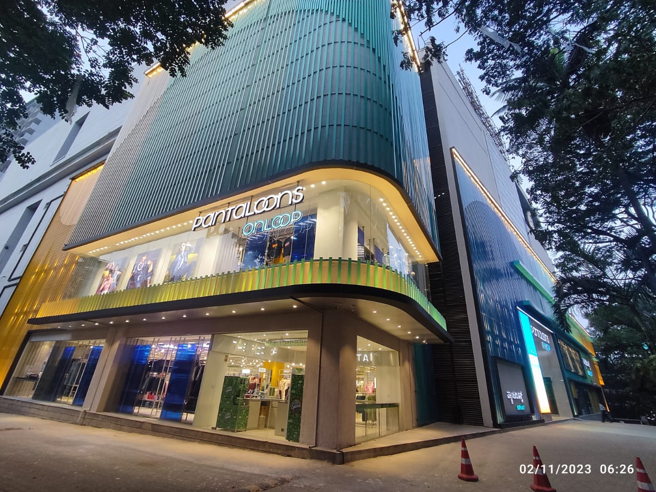 Pantaloons fashion retail store exterior project by Chaudhary Enterprises (1)