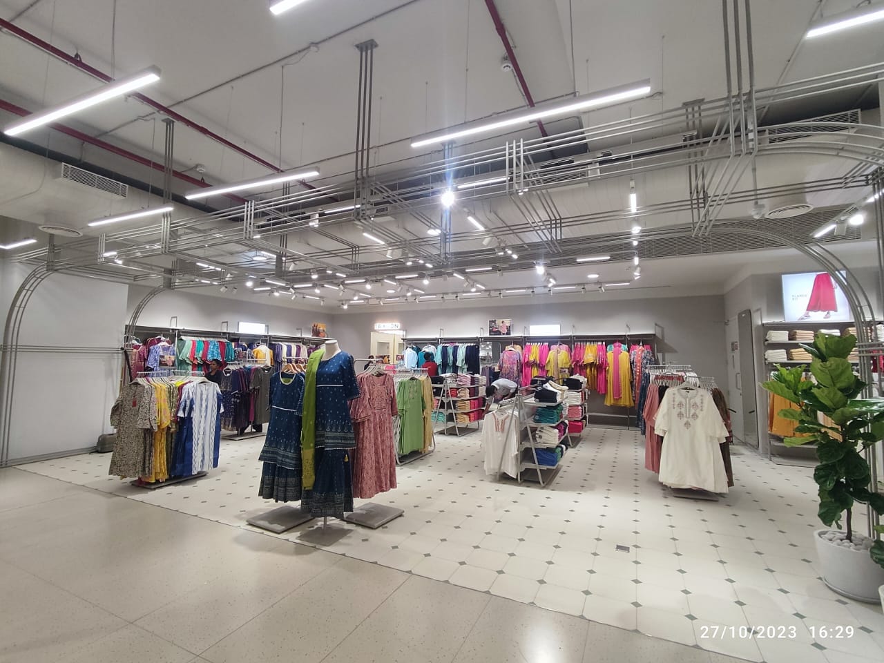 Pantaloons fashion retail store exterior project by Chaudhary Enterprises (12)