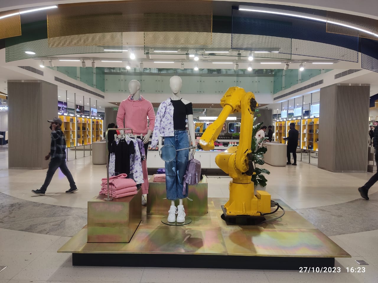 Pantaloons fashion retail store exterior project by Chaudhary Enterprises (20)