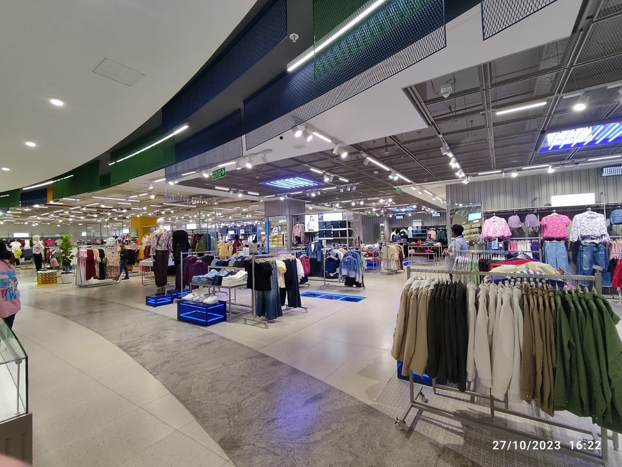 Pantaloons fashion retail store exterior project by Chaudhary Enterprises (23)