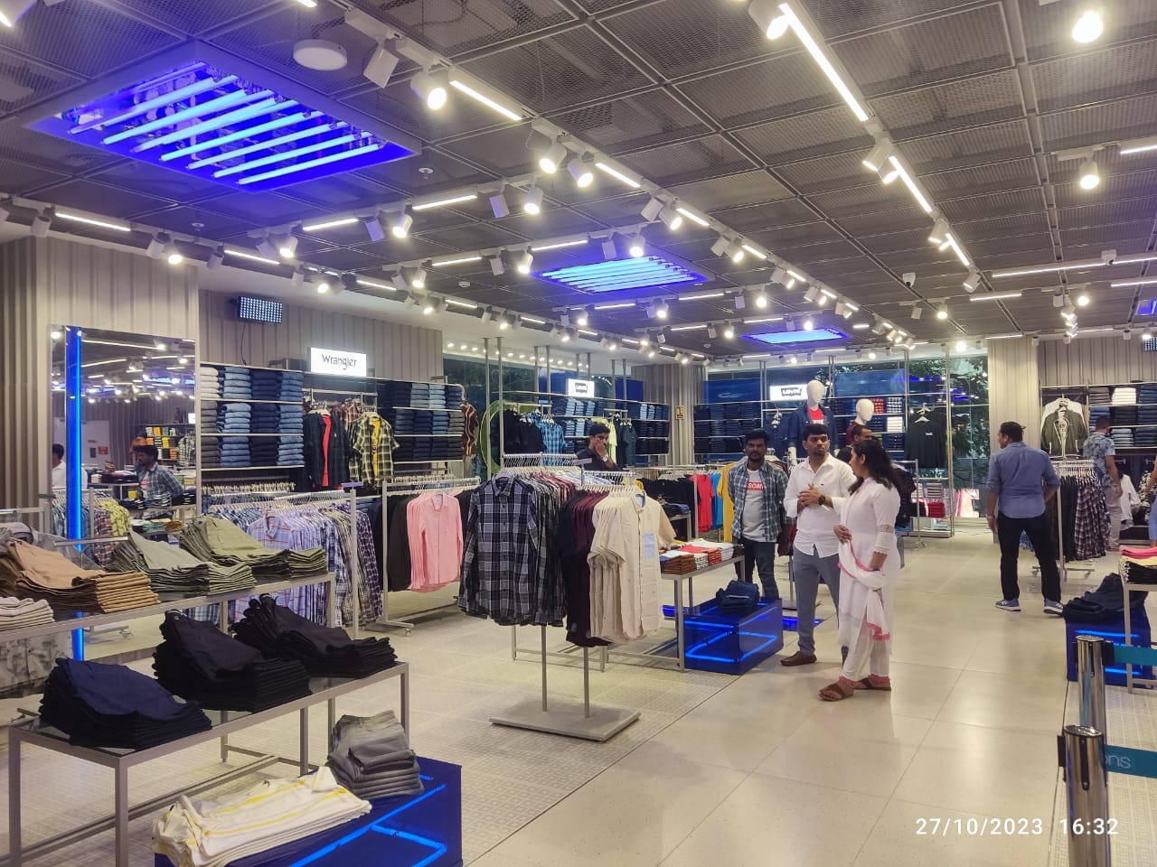Pantaloons fashion retail store exterior project by Chaudhary Enterprises (7)