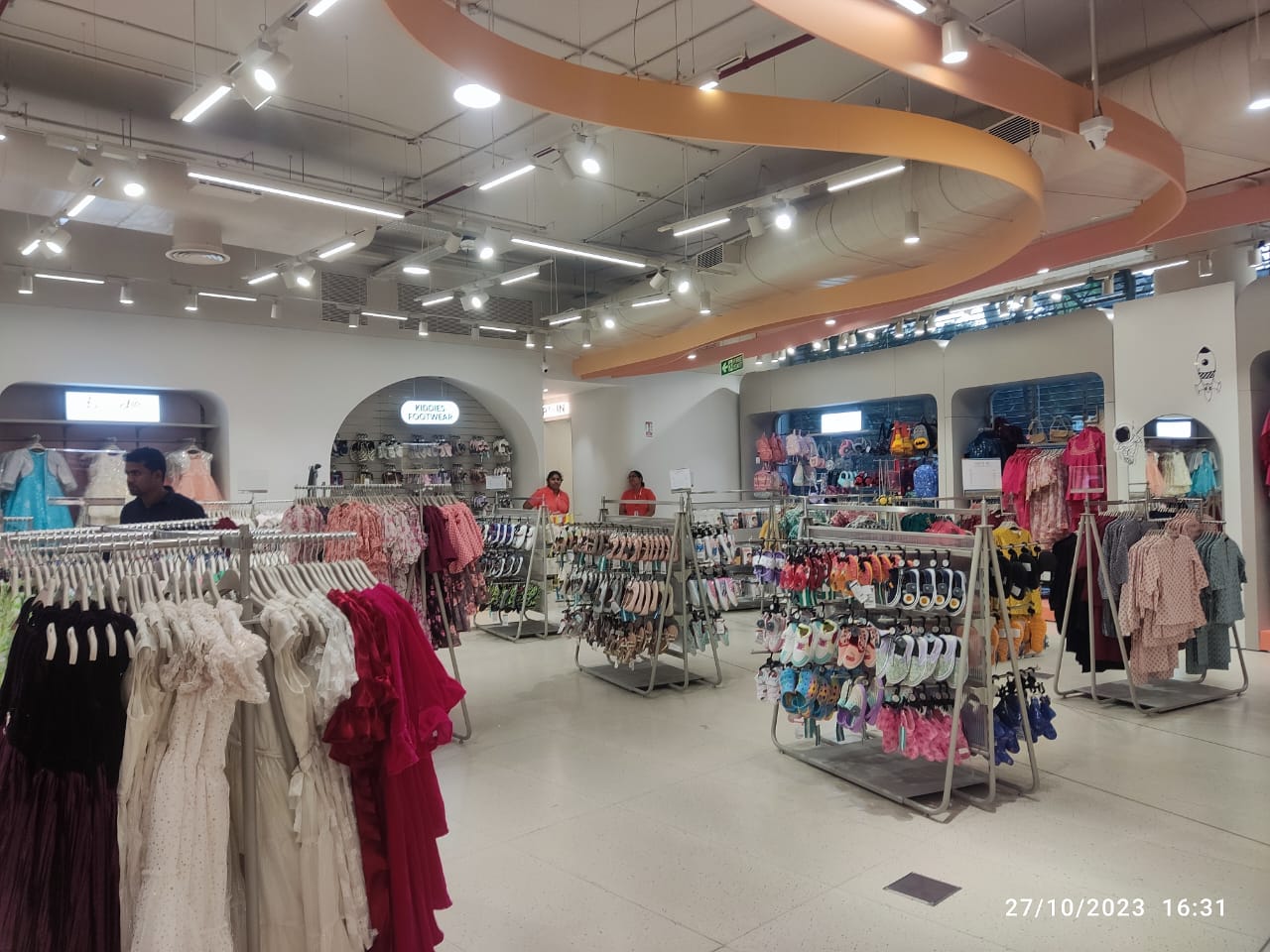 Pantaloons fashion retail store exterior project by Chaudhary Enterprises (9)